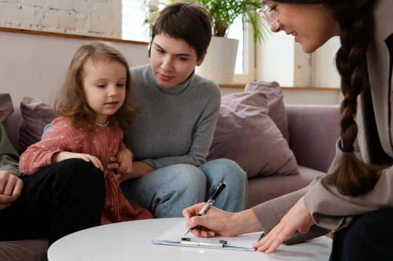 parent-kid-talking-psychologist parent-kid-talking-psychologist